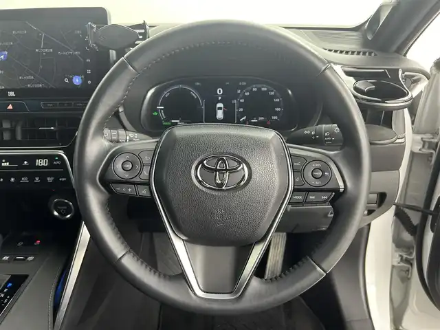 トヨタ ハリアー ハイブリッド Z 道央・札幌 2023(令5)年 3万km プラチナホワイトパールマイカ ・4WD/・純正ナビゲーション/　フルセグ/BT/USB/Miracast/・純正ビルトインETC2.0/・純正ドライブレコーダー前方/・全方位カメラ/・デジタルインナーミラー/・レーダークルーズコントロール/・パワーバックドア/・純正フロアマット/・横滑り防止装置/・プリクラッシュセーフティ/・レーンキープアシスト/・レーントレーシングアシスト/・ブラインドスポットミニター/・リアクロストラフィックアラート/・パーキングサポートブレーキ/・ロードサインアシスト/・クリアランスソナー/・ヘッドアップディスプレイ/・オートライト/・オートマチックハイビーム/・LEDヘッドライト/・スマートキー/・プッシュスタート/・純正AW19インチ