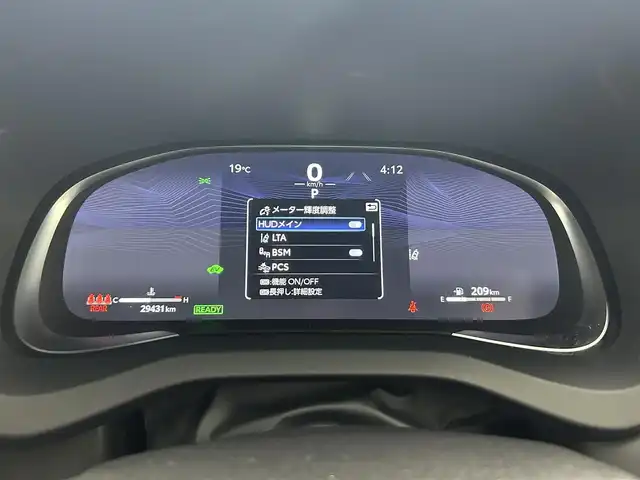 トヨタ ハリアー ハイブリッド Z 道央・札幌 2023(令5)年 3万km プラチナホワイトパールマイカ ・4WD/・純正ナビゲーション/　フルセグ/BT/USB/Miracast/・純正ビルトインETC2.0/・純正ドライブレコーダー前方/・全方位カメラ/・デジタルインナーミラー/・レーダークルーズコントロール/・パワーバックドア/・純正フロアマット/・横滑り防止装置/・プリクラッシュセーフティ/・レーンキープアシスト/・レーントレーシングアシスト/・ブラインドスポットミニター/・リアクロストラフィックアラート/・パーキングサポートブレーキ/・ロードサインアシスト/・クリアランスソナー/・ヘッドアップディスプレイ/・オートライト/・オートマチックハイビーム/・LEDヘッドライト/・スマートキー/・プッシュスタート/・純正AW19インチ