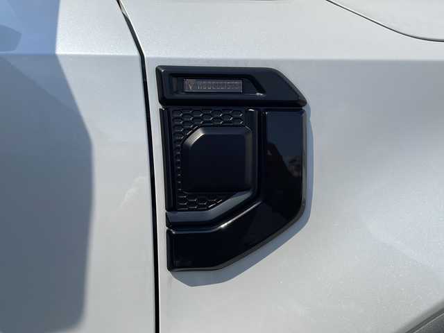 トヨタ ランドクルーザー ２５０ VX 徳島県 2024(令6)年 0.4万km プラチナホワイトパールマイカ サンルーフ/ヘッドランプ（丸目）/12.3インチ純正ディスプレイオーディオナビ /・フルセグTV /・Bluetooth/・Miracast/・USB/HDMI/パノラミックビューモニター/パワーシート（D+N席）/シートヒーター/エアシート（D+N席）/モデリスタ/・シグネチャーイルミブレード/・フェンダーガーニッシュ/・バックドアガーニッシュ/サイドステップ/マッドフラップ（赤）/ルーフレール/BSM/レーダークルーズコントロール/レーンキープアシスト/前後コーナーセンサー/LEDヘッドライト/オートライト/オートマチックハイビーム/フロントフォグランプ/ウィンカーミラー/Wサイドエアバッグ/カーテンエアバッグ/ナノイー