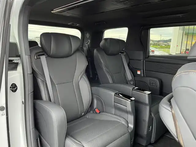 トヨタ アルファードハイブリット Z 鳥取県 2024(令6)年 0.1万km プラチナホワイトパールマイカ ワンオーナー/純正12.3インチDPオーディオ/BT/フルセグ/HDMI/パノラミックビューモニター/デジタルインナーミラー/トヨタチームメイト/ETC2.0/前席/二列目パワーシート/前席シートヒーター/ブラインドスポットモニター/左右独立ムーンルーフ/黒レザーシート/両側パワースライドドア/パワーバックドア/トヨタセーフティセンス/レーダークルーズコントロール/レーンキープアシスト/LEDヘットライト/フォグライト/純正18インチアルミホイール/ドアバイザー/スペアキー/スペアタイヤ/保証書/取扱説明書