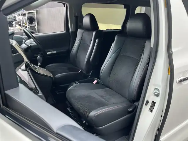 トヨタ ヴェルファイア 2．4Z ゴールデンアイズⅡ 滋賀県 2014(平26)年 5.7万km ホワイトパールクリスタルシャイン 社外8インチナビ/・Bluetooth/CD/DVD/USB/フルセグ/フリップダウンモニター/両側パワースライドドア/パワーバックドア/キセノンライト/ハーフレザーシート/オットマン/ステアリングリモコン/スマートキー/AC１００V電源
