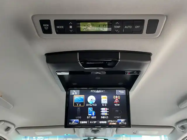 トヨタ ヴェルファイア 2．4Z ゴールデンアイズⅡ 滋賀県 2014(平26)年 5.7万km ホワイトパールクリスタルシャイン 社外8インチナビ/・Bluetooth/CD/DVD/USB/フルセグ/フリップダウンモニター/両側パワースライドドア/パワーバックドア/キセノンライト/ハーフレザーシート/オットマン/ステアリングリモコン/スマートキー/AC１００V電源