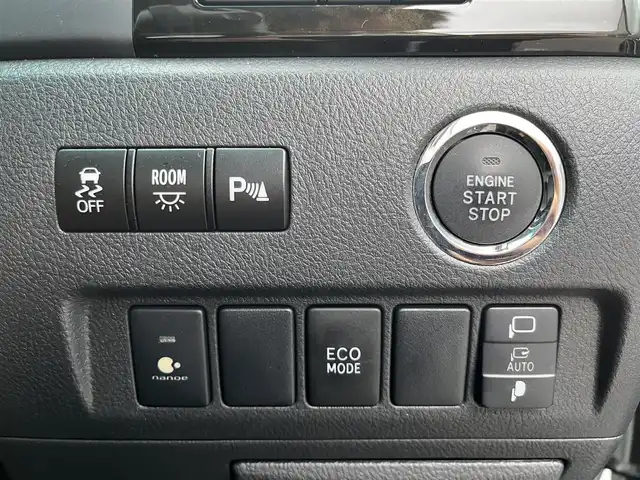 トヨタ ヴェルファイア 2．4Z ゴールデンアイズⅡ 滋賀県 2014(平26)年 5.7万km ホワイトパールクリスタルシャイン 社外8インチナビ/・Bluetooth/CD/DVD/USB/フルセグ/フリップダウンモニター/両側パワースライドドア/パワーバックドア/キセノンライト/ハーフレザーシート/オットマン/ステアリングリモコン/スマートキー/AC１００V電源