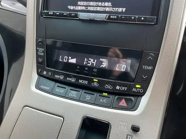 トヨタ ヴェルファイア 2．4Z ゴールデンアイズⅡ 滋賀県 2014(平26)年 5.7万km ホワイトパールクリスタルシャイン 社外8インチナビ/・Bluetooth/CD/DVD/USB/フルセグ/フリップダウンモニター/両側パワースライドドア/パワーバックドア/キセノンライト/ハーフレザーシート/オットマン/ステアリングリモコン/スマートキー/AC１００V電源