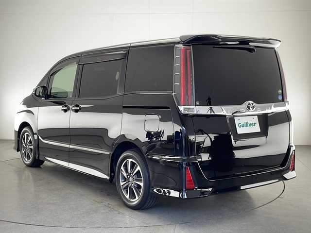トヨタ ノア Si 宮崎県 2017(平29)年 6.6万km 黒 社外9インチナビ(MDV-M906HDL)/AM/FM/CD/DVD/Bluetooth/12.1インチフリップダウンモニター(V12T-R66C)/両側電動パワースライドドア/クルーズコントロール/アイドリングストップ/ドライブレコーダー/ステアリングスイッチ/衝突軽減ブレーキ/車線逸脱警報/電動格納ミラー/オートライト/フロアマット/ドアバイザー/ETC