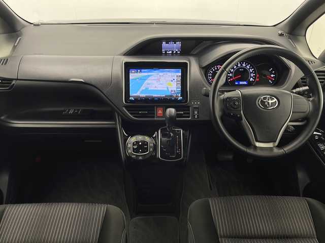 トヨタ ノア Si 宮崎県 2017(平29)年 6.6万km 黒 社外9インチナビ(MDV-M906HDL)/AM/FM/CD/DVD/Bluetooth/12.1インチフリップダウンモニター(V12T-R66C)/両側電動パワースライドドア/クルーズコントロール/アイドリングストップ/ドライブレコーダー/ステアリングスイッチ/衝突軽減ブレーキ/車線逸脱警報/電動格納ミラー/オートライト/フロアマット/ドアバイザー/ETC