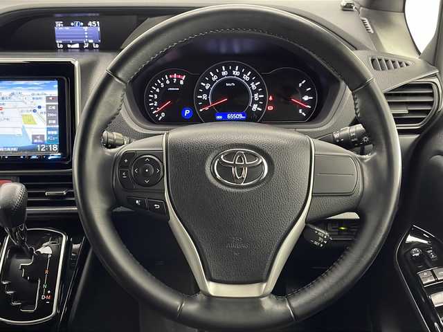 トヨタ ノア Si 宮崎県 2017(平29)年 6.6万km 黒 社外9インチナビ(MDV-M906HDL)/AM/FM/CD/DVD/Bluetooth/12.1インチフリップダウンモニター(V12T-R66C)/両側電動パワースライドドア/クルーズコントロール/アイドリングストップ/ドライブレコーダー/ステアリングスイッチ/衝突軽減ブレーキ/車線逸脱警報/電動格納ミラー/オートライト/フロアマット/ドアバイザー/ETC