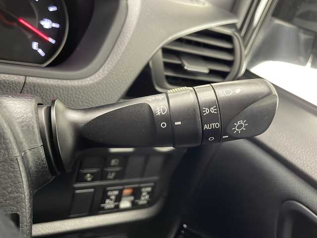 トヨタ ノア Si 宮崎県 2017(平29)年 6.6万km 黒 社外9インチナビ(MDV-M906HDL)/AM/FM/CD/DVD/Bluetooth/12.1インチフリップダウンモニター(V12T-R66C)/両側電動パワースライドドア/クルーズコントロール/アイドリングストップ/ドライブレコーダー/ステアリングスイッチ/衝突軽減ブレーキ/車線逸脱警報/電動格納ミラー/オートライト/フロアマット/ドアバイザー/ETC