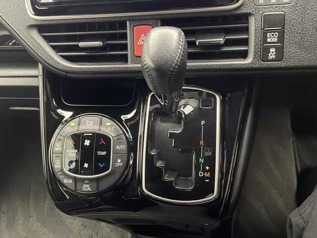 トヨタ ノア Si 宮崎県 2017(平29)年 6.6万km 黒 社外9インチナビ(MDV-M906HDL)/AM/FM/CD/DVD/Bluetooth/12.1インチフリップダウンモニター(V12T-R66C)/両側電動パワースライドドア/クルーズコントロール/アイドリングストップ/ドライブレコーダー/ステアリングスイッチ/衝突軽減ブレーキ/車線逸脱警報/電動格納ミラー/オートライト/フロアマット/ドアバイザー/ETC