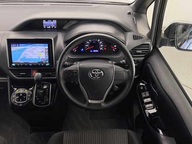 トヨタ ノア Si 宮崎県 2017(平29)年 6.6万km 黒 社外9インチナビ(MDV-M906HDL)/AM/FM/CD/DVD/Bluetooth/12.1インチフリップダウンモニター(V12T-R66C)/両側電動パワースライドドア/クルーズコントロール/アイドリングストップ/ドライブレコーダー/ステアリングスイッチ/衝突軽減ブレーキ/車線逸脱警報/電動格納ミラー/オートライト/フロアマット/ドアバイザー/ETC