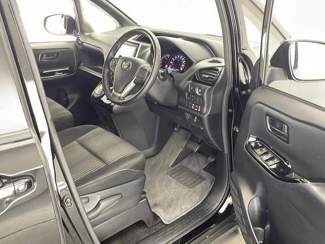 トヨタ ノア Si 宮崎県 2017(平29)年 6.6万km 黒 社外9インチナビ(MDV-M906HDL)/AM/FM/CD/DVD/Bluetooth/12.1インチフリップダウンモニター(V12T-R66C)/両側電動パワースライドドア/クルーズコントロール/アイドリングストップ/ドライブレコーダー/ステアリングスイッチ/衝突軽減ブレーキ/車線逸脱警報/電動格納ミラー/オートライト/フロアマット/ドアバイザー/ETC