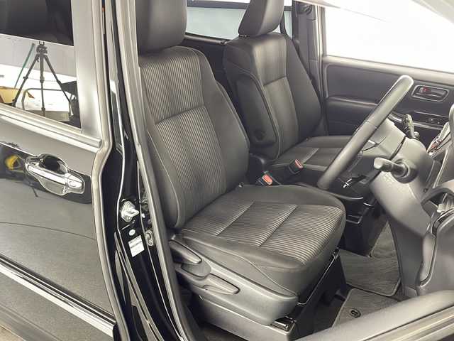 トヨタ ノア Si 宮崎県 2017(平29)年 6.6万km 黒 社外9インチナビ(MDV-M906HDL)/AM/FM/CD/DVD/Bluetooth/12.1インチフリップダウンモニター(V12T-R66C)/両側電動パワースライドドア/クルーズコントロール/アイドリングストップ/ドライブレコーダー/ステアリングスイッチ/衝突軽減ブレーキ/車線逸脱警報/電動格納ミラー/オートライト/フロアマット/ドアバイザー/ETC