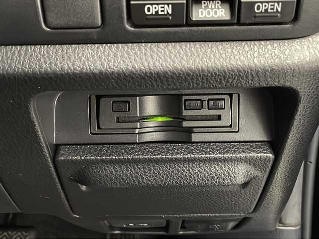 トヨタ ノア Si 宮崎県 2017(平29)年 6.6万km 黒 社外9インチナビ(MDV-M906HDL)/AM/FM/CD/DVD/Bluetooth/12.1インチフリップダウンモニター(V12T-R66C)/両側電動パワースライドドア/クルーズコントロール/アイドリングストップ/ドライブレコーダー/ステアリングスイッチ/衝突軽減ブレーキ/車線逸脱警報/電動格納ミラー/オートライト/フロアマット/ドアバイザー/ETC