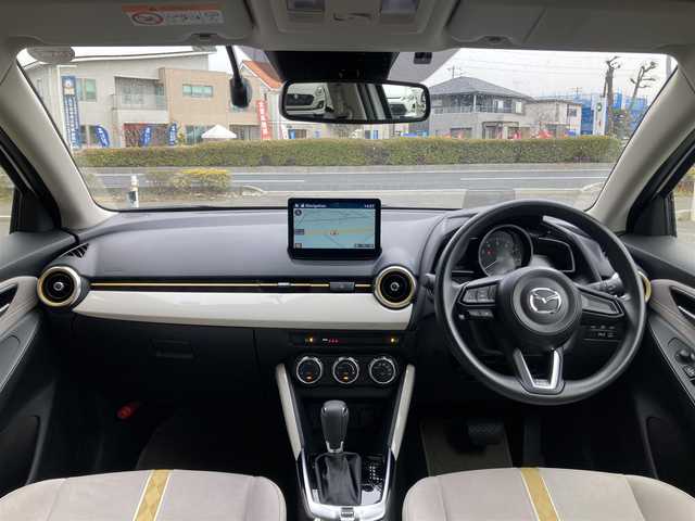 マツダ マツダ２ 15S サンリットシトラス 埼玉県 2022(令4)年 1万km スノーフレイクホワイトパールマイカ ワンオーナー/純正ナビ/　・全周囲カメラ/　・Bluetooth接続/　・Apple Car PLAY/　・Android Auto/　・連動前後ドライブレコーダー/衝突軽減ブレーキ/車線逸脱警報/オートライト機能/ブラインドスポットモニター/ヘッドアップディスプレイ/前席シートヒーター/LEDライト/ETC/新車時保証書/取扱説明書/ナビ取扱説明書/