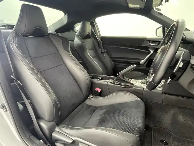 トヨタ ８６ GT リミテッド 大阪府 2017(平29)年 1.8万km アイスシルバーメタリック 社外ナビ（CD/DVD）/フルセグTV/バックカメラ/クルーズコントロール/LEDヘッドライト/フォグランプ/ハーフレザーシート/シートヒーター/純正17インチアルミホイール/パドルシフト/革巻きステアリング/スマートキー/ETC2.0