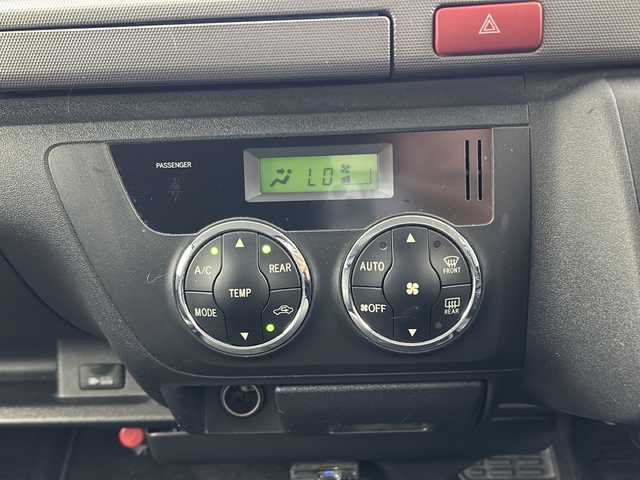 トヨタ ハイエース GL ロング 岐阜県 2011(平23)年 12.2万km シルバーマイカM 10人乗り/社外ナビ(AM/FM/CD/ワンセグ)/バックカメラ/ETC/シートカバー/リモコンキー/スペアキー/電動格納ミラー/オートライト/フォグランプ/100Vアクセサリーコンセント/社外AW/純正フロアマット/リアクーラー