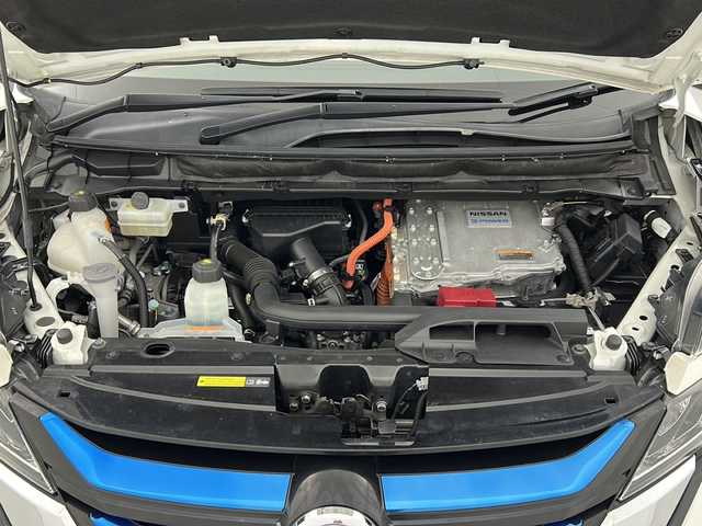 日産 セレナ e－パワー ハイウェイスター V 宮城県 2018(平30)年 7万km ブリリアントホワイトパール プロパイロット/アラウンドビューモニター/エマージェンシーブレーキ/車線逸脱警報/オートハイビーム/駐車支援システム/デジタルインナーミラー/純正フリップダウンモニター/純正9インチナビ/・CD.DVD.SD.BT/フルセグTV/両側パワースライドドア/前席シートヒーター/ステアリングヒーター/ステアリングスイッチ/LEDヘッドライト/LEDフォグランプ/ドライブレコーダー/ビルトインETC/横滑り防止装置/スマートキー2個/純正15インチアルミホイール/純正フロアマット/シートバックテーブル/ロールサンシェード