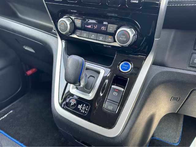 日産 セレナ e－パワー ハイウェイスター V 宮城県 2018(平30)年 7万km ブリリアントホワイトパール プロパイロット/アラウンドビューモニター/エマージェンシーブレーキ/車線逸脱警報/オートハイビーム/駐車支援システム/デジタルインナーミラー/純正フリップダウンモニター/純正9インチナビ/・CD.DVD.SD.BT/フルセグTV/両側パワースライドドア/前席シートヒーター/ステアリングヒーター/ステアリングスイッチ/LEDヘッドライト/LEDフォグランプ/ドライブレコーダー/ビルトインETC/横滑り防止装置/スマートキー2個/純正15インチアルミホイール/純正フロアマット/シートバックテーブル/ロールサンシェード