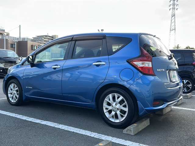 日産 ノート e－パワー メダリスト 静岡県 2017(平29)年 7万km シャイニングブルー 純正ナビ/地デジTV/純正CD/DVD/Bluetooth/バック/全周囲カメラ/デジタルインナーミラー/エマージェンシーブレーキ/純正15インチAW/LEDヘッドライト/スマートキー/コーナーセンサー