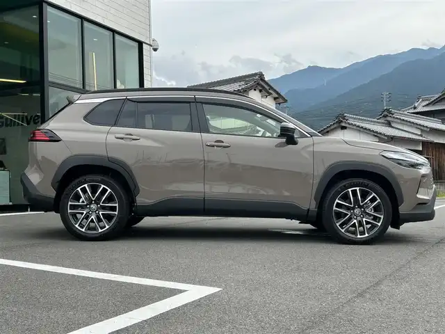 トヨタ カローラ クロス ハイブリッド Z 愛媛県 2025(令7)年 0.1千km 茶 純正10.5型ディスプレイオーディオ/全周囲カメラ/半革温冷電動シート/トヨタセーフティセンス/シグナルロードプロジェクション/レーダークルーズコントロール/ブラインドスポットモニター/アドバンストパーク/ワイヤレス充電/電動リアゲート/ステアリングヒーター/ステアリングリモコン/電格ミラー/ヒートミラー/ルーフレール/ETC2.0/電動パーキングブレーキ/TypeC入力端子/現状サマー(純正AW)(225/50R18)/MICHELIN PRIMACY4