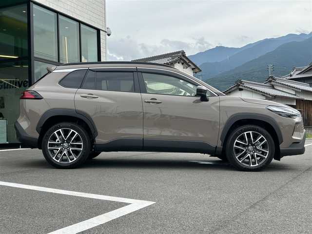 トヨタ カローラ クロス ハイブリッド Z 愛媛県 2025(令7)年 0.1千km 茶 純正10.5型ディスプレイオーディオ/全周囲カメラ/半革温冷電動シート/トヨタセーフティセンス/シグナルロードプロジェクション/レーダークルーズコントロール/ブラインドスポットモニター/アドバンストパーク/ワイヤレス充電/電動リアゲート/ステアリングヒーター/ステアリングリモコン/電格ミラー/ヒートミラー/ルーフレール/ETC2.0/電動パーキングブレーキ/TypeC入力端子/現状サマー(純正AW)(225/50R18)/MICHELIN PRIMACY4