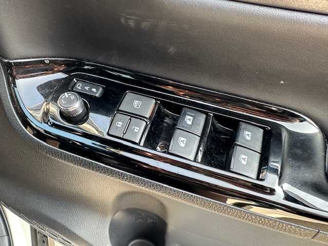 トヨタ ノア Si ダブルバイビーⅡ 大阪府 2020(令2)年 3.4万km ホワイトパールクリスタルシャイン 純正9型ナビ（フルセグ/Bluetooth/CD/SD）/純正12インチフリップダウンモニター/バックカメラ/クルーズコントロール/プリクラッシュセーフティブレーキ/レーンキープアシスト/横滑り防止装置/コーナーセンサー/両側パワースライド/WAC/LEDヘッドライト/オートライト/オートマチックハイビーム/純正アルミホイール/ドライブレコーダー/ビルトインETC/盗難防止装置/スマートキー×2/プッシュスタート