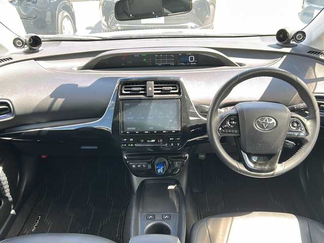 トヨタ プリウス Sツーリングセレクション 沖縄県 2019(平31)年 4.6万km ホワイトパールクリスタルシャイン 純正ナビ　/（ＡＭ／ＦＭ／ＣＤ／ＤＶＤ／ＢＴ）　/バックモニター　/フルセグＴＶ　/ドラレコ　/コーナーセンサー　/クルーズコントロール　/ＥＴＣ　/レザーシート　/シートヒーター　/エアシート　/純正フロアマット/純正17AW/オートライト/スマートキー/LEDヘッドライト/レーンキープアシスト
