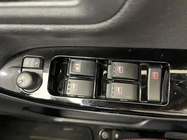 ダイハツ キャスト スポーツ SAⅡ 鹿児島県 2017(平29)年 3.7万km パールホワイトⅢ 禁煙車　/ＭＯＭＯステアリング　/純正ディスプレイオーディオ　/ハーフレザーシート　/シートヒーター　/パドルシフト　/カーボン調ルーフ　/フロントフォグランプ　/足回り防錆加工　/スマアシII　/スマートキー　/純正アルミ/LEDヘッドライト/アイドリングストップ