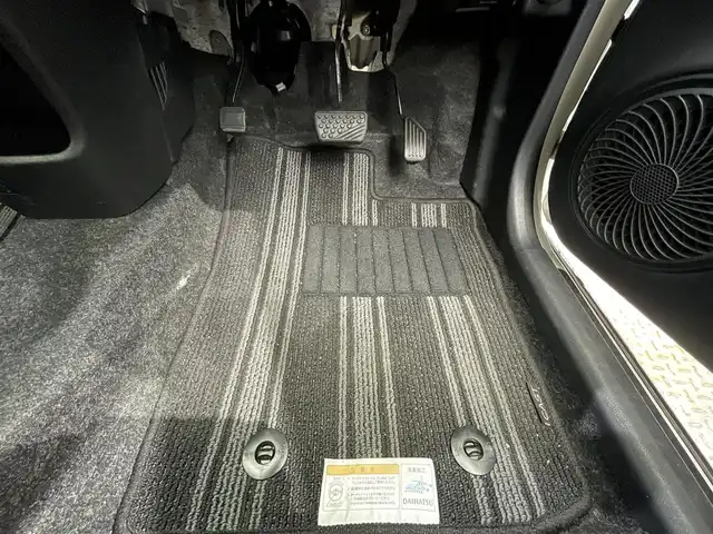 ダイハツ キャスト スポーツ SAⅡ 鹿児島県 2017(平29)年 3.7万km パールホワイトⅢ 禁煙車　/ＭＯＭＯステアリング　/純正ディスプレイオーディオ　/ハーフレザーシート　/シートヒーター　/パドルシフト　/カーボン調ルーフ　/フロントフォグランプ　/足回り防錆加工　/スマアシII　/スマートキー　/純正アルミ/LEDヘッドライト/アイドリングストップ