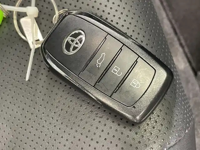 トヨタ プリウス Z 栃木県 2023(令5)年 0.8万km プラチナホワイトパールマイカ 純正ナビ/(フルセグTV・Bluetooth・USB)/全方位カメラ/バックカメラ/トヨタセーフティセンス/ ・プリクラッシュセーフティ/ ・レーンキープアシスト/ ・アダプティブクルーズコントロール/ ・オートマチックハイビーム/前後コーナーセンサー/電動リアゲート/運転席パワーシート/前席シートヒーター・シートクーラー/置くだけ充電/ブラインドスポットモニター/ドアバイザー/LEDヘッドライト/オートライト/純正アルミホイール/純正フロアマット/取扱説明書/保証書
