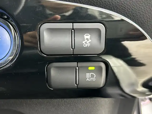 トヨタ プリウス S ツーリングセレクション 三重県 2016(平28)年 3.9万km ホワイトパールクリスタルシャイン /禁煙車//純正SDナビ/　フルセグTV/BT/CD/AUX//バックカメラ//前席シートヒーター//追従クルーズコントロール//衝突被害軽減システム//レーンキープアシスト//盗難防止装置//ビルトインETC//純正17インチアルミホイール//プッシュスタート//スマートキー//スペアキー×1//純正フロアマット//純正ドアバイザー//取扱説明書