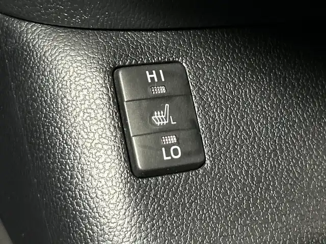 トヨタ プリウス S ツーリングセレクション 三重県 2016(平28)年 3.9万km ホワイトパールクリスタルシャイン /禁煙車//純正SDナビ/　フルセグTV/BT/CD/AUX//バックカメラ//前席シートヒーター//追従クルーズコントロール//衝突被害軽減システム//レーンキープアシスト//盗難防止装置//ビルトインETC//純正17インチアルミホイール//プッシュスタート//スマートキー//スペアキー×1//純正フロアマット//純正ドアバイザー//取扱説明書