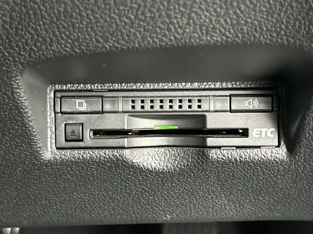 トヨタ プリウス S ツーリングセレクション 三重県 2016(平28)年 3.9万km ホワイトパールクリスタルシャイン /禁煙車//純正SDナビ/　フルセグTV/BT/CD/AUX//バックカメラ//前席シートヒーター//追従クルーズコントロール//衝突被害軽減システム//レーンキープアシスト//盗難防止装置//ビルトインETC//純正17インチアルミホイール//プッシュスタート//スマートキー//スペアキー×1//純正フロアマット//純正ドアバイザー//取扱説明書