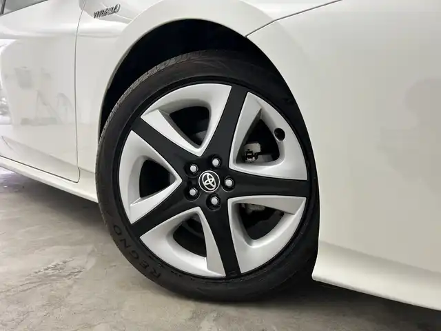 トヨタ プリウス S ツーリングセレクション 三重県 2016(平28)年 3.9万km ホワイトパールクリスタルシャイン /禁煙車//純正SDナビ/　フルセグTV/BT/CD/AUX//バックカメラ//前席シートヒーター//追従クルーズコントロール//衝突被害軽減システム//レーンキープアシスト//盗難防止装置//ビルトインETC//純正17インチアルミホイール//プッシュスタート//スマートキー//スペアキー×1//純正フロアマット//純正ドアバイザー//取扱説明書