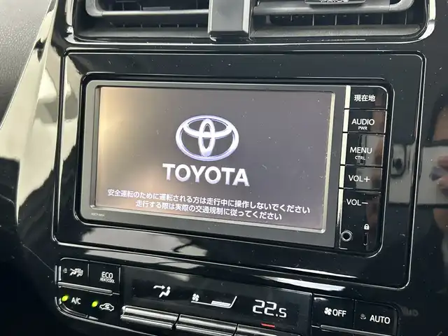 トヨタ プリウス S ツーリングセレクション 三重県 2016(平28)年 3.9万km ホワイトパールクリスタルシャイン /禁煙車//純正SDナビ/　フルセグTV/BT/CD/AUX//バックカメラ//前席シートヒーター//追従クルーズコントロール//衝突被害軽減システム//レーンキープアシスト//盗難防止装置//ビルトインETC//純正17インチアルミホイール//プッシュスタート//スマートキー//スペアキー×1//純正フロアマット//純正ドアバイザー//取扱説明書