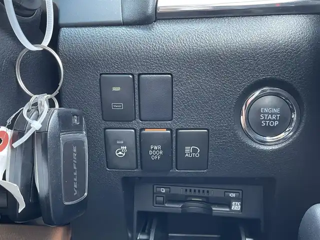 トヨタ ヴェルファイア Z Gエディション 千葉県 2019(令1)年 1.8万km ホワイトパールクリスタルシャイン エアロ/サンルーフ/黒レザーシート/純正10インチSDナビ/・CD/DVD/MSV/Bluetooth/フルセグ/純正12.1インチフリップダウンモニター【V12T-R68C】/両後パワースライドドア/パワーバックドア/前席パワーシート/前席シートヒーター/前席シートベンチレーション/デジタルインナーミラー/トヨタセーフティーセンス/・プリクラッシュセーフティー/・レーンディパーチャーアラート/・パーキングサポートブレーキ/・ロードサインアシスト/・ブラインドスポットモニター/アダプティブクルーズコントロール/ステアリングヒーター/スマートキー/前後コーナーセンサー/AC100V100W電源/純正ドライブレコーダー【DRT-H68A】/ビルトインETC/純正18インチアルミホイール/ウッドコンビステアリング/純正LEDヘッドライト/フォグランプ/サイド＆カーテンエアバッグ/ドアバイザー/新車時保証書＆取扱説明書