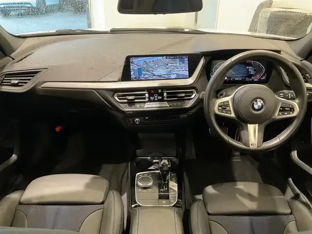 ＢＭＷ １１８ｉ Mスポーツ 熊本県 2020(令2)年 4.4万km 白 ・スマートキー/・プッシュスタート/・注意喚起アシスタント/・インテリジェントセーフティ/・PDC自動起動/・アクティブPDC緊急ブレーキ/・パーキングアシスト/・クルーズコントロール(追従式)/・ハーフレザーシート/・前席パワーシート/・純正メモリナビ/　【Bluetooth・USB・AppleCarPlay】/・バックカメラ/・ETC/・ワイヤレス充電/・ドライブレコーダー(前後録画)/・パワーバックドア/・LEDヘッドランプ/・LEDフォグランプ/・純正マット/・保証書/取説