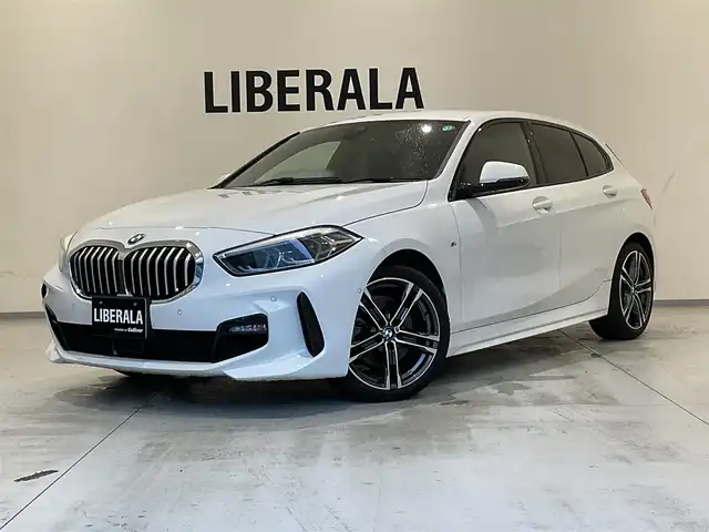 ＢＭＷ １１８ｉ Mスポーツ 熊本県 2020(令2)年 4.4万km 白 ・スマートキー/・プッシュスタート/・注意喚起アシスタント/・インテリジェントセーフティ/・PDC自動起動/・アクティブPDC緊急ブレーキ/・パーキングアシスト/・クルーズコントロール(追従式)/・ハーフレザーシート/・前席パワーシート/・純正メモリナビ/　【Bluetooth・USB・AppleCarPlay】/・バックカメラ/・ETC/・ワイヤレス充電/・ドライブレコーダー(前後録画)/・パワーバックドア/・LEDヘッドランプ/・LEDフォグランプ/・純正マット/・保証書/取説