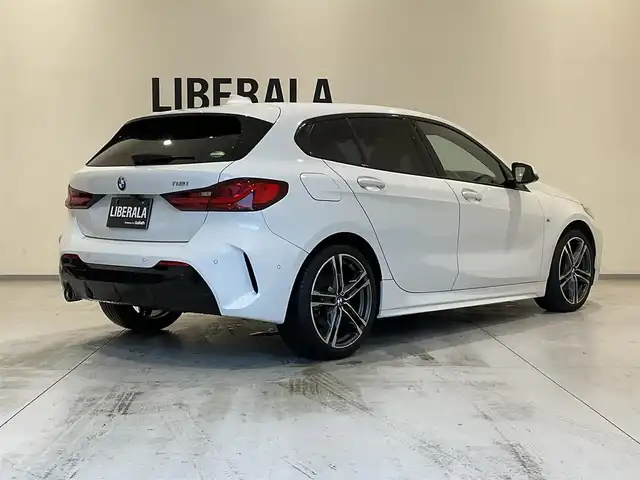 ＢＭＷ １１８ｉ Mスポーツ 熊本県 2020(令2)年 4.4万km 白 ・スマートキー/・プッシュスタート/・注意喚起アシスタント/・インテリジェントセーフティ/・PDC自動起動/・アクティブPDC緊急ブレーキ/・パーキングアシスト/・クルーズコントロール(追従式)/・ハーフレザーシート/・前席パワーシート/・純正メモリナビ/　【Bluetooth・USB・AppleCarPlay】/・バックカメラ/・ETC/・ワイヤレス充電/・ドライブレコーダー(前後録画)/・パワーバックドア/・LEDヘッドランプ/・LEDフォグランプ/・純正マット/・保証書/取説