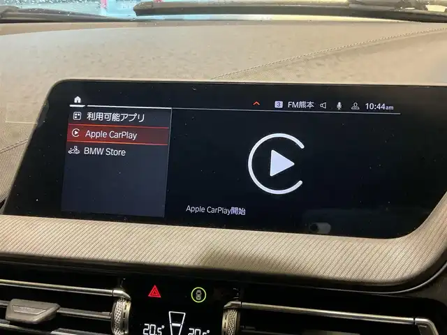 ＢＭＷ １１８ｉ Mスポーツ 熊本県 2020(令2)年 4.4万km 白 ・スマートキー/・プッシュスタート/・注意喚起アシスタント/・インテリジェントセーフティ/・PDC自動起動/・アクティブPDC緊急ブレーキ/・パーキングアシスト/・クルーズコントロール(追従式)/・ハーフレザーシート/・前席パワーシート/・純正メモリナビ/　【Bluetooth・USB・AppleCarPlay】/・バックカメラ/・ETC/・ワイヤレス充電/・ドライブレコーダー(前後録画)/・パワーバックドア/・LEDヘッドランプ/・LEDフォグランプ/・純正マット/・保証書/取説