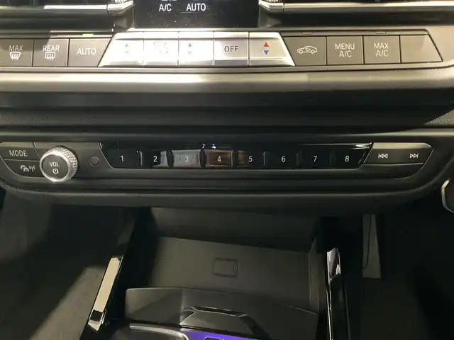 ＢＭＷ １１８ｉ Mスポーツ 熊本県 2020(令2)年 4.4万km 白 ・スマートキー/・プッシュスタート/・注意喚起アシスタント/・インテリジェントセーフティ/・PDC自動起動/・アクティブPDC緊急ブレーキ/・パーキングアシスト/・クルーズコントロール(追従式)/・ハーフレザーシート/・前席パワーシート/・純正メモリナビ/　【Bluetooth・USB・AppleCarPlay】/・バックカメラ/・ETC/・ワイヤレス充電/・ドライブレコーダー(前後録画)/・パワーバックドア/・LEDヘッドランプ/・LEDフォグランプ/・純正マット/・保証書/取説