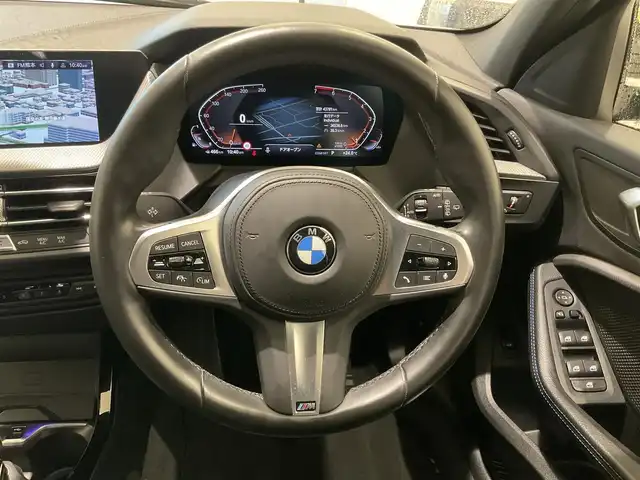 ＢＭＷ １１８ｉ Mスポーツ 熊本県 2020(令2)年 4.4万km 白 ・スマートキー/・プッシュスタート/・注意喚起アシスタント/・インテリジェントセーフティ/・PDC自動起動/・アクティブPDC緊急ブレーキ/・パーキングアシスト/・クルーズコントロール(追従式)/・ハーフレザーシート/・前席パワーシート/・純正メモリナビ/　【Bluetooth・USB・AppleCarPlay】/・バックカメラ/・ETC/・ワイヤレス充電/・ドライブレコーダー(前後録画)/・パワーバックドア/・LEDヘッドランプ/・LEDフォグランプ/・純正マット/・保証書/取説