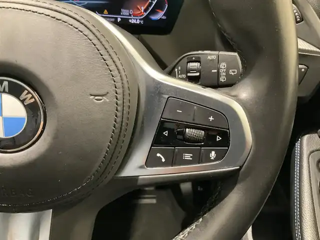 ＢＭＷ １１８ｉ Mスポーツ 熊本県 2020(令2)年 4.4万km 白 ・スマートキー/・プッシュスタート/・注意喚起アシスタント/・インテリジェントセーフティ/・PDC自動起動/・アクティブPDC緊急ブレーキ/・パーキングアシスト/・クルーズコントロール(追従式)/・ハーフレザーシート/・前席パワーシート/・純正メモリナビ/　【Bluetooth・USB・AppleCarPlay】/・バックカメラ/・ETC/・ワイヤレス充電/・ドライブレコーダー(前後録画)/・パワーバックドア/・LEDヘッドランプ/・LEDフォグランプ/・純正マット/・保証書/取説