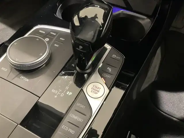 ＢＭＷ １１８ｉ Mスポーツ 熊本県 2020(令2)年 4.4万km 白 ・スマートキー/・プッシュスタート/・注意喚起アシスタント/・インテリジェントセーフティ/・PDC自動起動/・アクティブPDC緊急ブレーキ/・パーキングアシスト/・クルーズコントロール(追従式)/・ハーフレザーシート/・前席パワーシート/・純正メモリナビ/　【Bluetooth・USB・AppleCarPlay】/・バックカメラ/・ETC/・ワイヤレス充電/・ドライブレコーダー(前後録画)/・パワーバックドア/・LEDヘッドランプ/・LEDフォグランプ/・純正マット/・保証書/取説