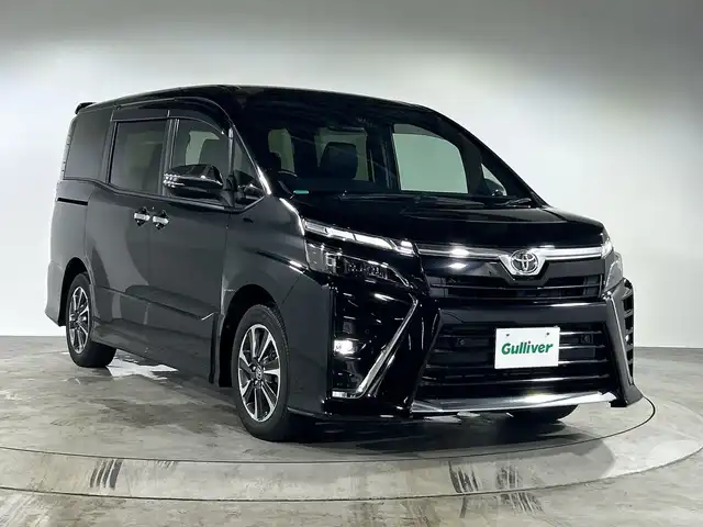 トヨタ ヴォクシー ZS 煌Ⅲ 福岡県 2020(令2)年 3.2万km ブラック ・純正9インチナビ（NSZT-Y68T）/・フルセグ/・Bluetooth/・バックカメラ/・純正12インチフリップダウン/・トヨタセーフティセンス/・クルーズコントロール/・両側パワースライドドア/・ETC2.0/・ハーフレザーシート/・LEDヘッドライト/・オートライト/・純正16インチAW/・純正フロアマット/・純正ドアバイザー