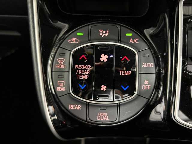 トヨタ ヴォクシー ZS 煌Ⅲ 福岡県 2020(令2)年 3.2万km ブラック ・純正9インチナビ（NSZT-Y68T）/・フルセグ/・Bluetooth/・バックカメラ/・純正12インチフリップダウン/・トヨタセーフティセンス/・クルーズコントロール/・両側パワースライドドア/・ETC2.0/・ハーフレザーシート/・LEDヘッドライト/・オートライト/・純正16インチAW/・純正フロアマット/・純正ドアバイザー