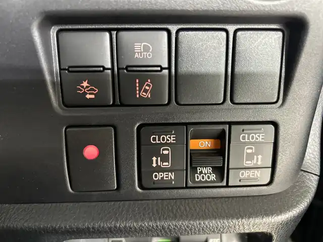 トヨタ ヴォクシー ZS 煌Ⅲ 福岡県 2020(令2)年 3.2万km ブラック ・純正9インチナビ（NSZT-Y68T）/・フルセグ/・Bluetooth/・バックカメラ/・純正12インチフリップダウン/・トヨタセーフティセンス/・クルーズコントロール/・両側パワースライドドア/・ETC2.0/・ハーフレザーシート/・LEDヘッドライト/・オートライト/・純正16インチAW/・純正フロアマット/・純正ドアバイザー