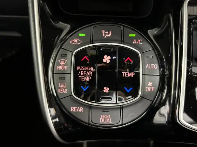 トヨタ ヴォクシー ZS 煌Ⅲ 福岡県 2020(令2)年 3.2万km ブラック ・純正9インチナビ（NSZT-Y68T）/・フルセグ/・Bluetooth/・バックカメラ/・純正12インチフリップダウン/・トヨタセーフティセンス/・クルーズコントロール/・両側パワースライドドア/・ETC2.0/・ハーフレザーシート/・LEDヘッドライト/・オートライト/・純正16インチAW/・純正フロアマット/・純正ドアバイザー