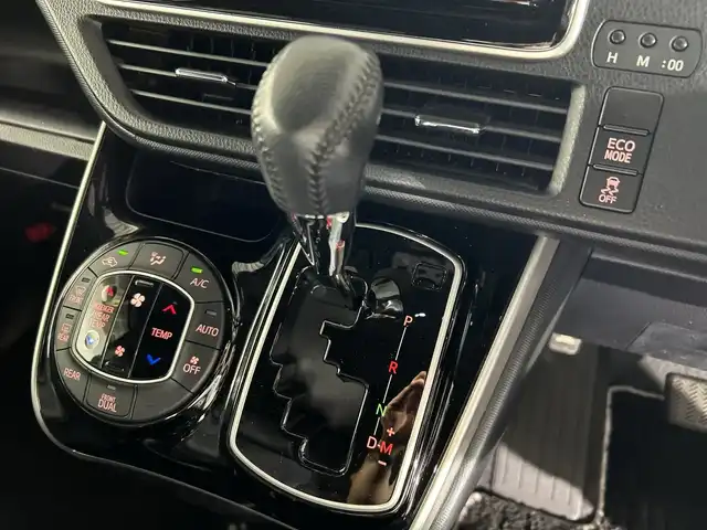 トヨタ ヴォクシー ZS 煌Ⅲ 福岡県 2020(令2)年 3.2万km ブラック ・純正9インチナビ（NSZT-Y68T）/・フルセグ/・Bluetooth/・バックカメラ/・純正12インチフリップダウン/・トヨタセーフティセンス/・クルーズコントロール/・両側パワースライドドア/・ETC2.0/・ハーフレザーシート/・LEDヘッドライト/・オートライト/・純正16インチAW/・純正フロアマット/・純正ドアバイザー
