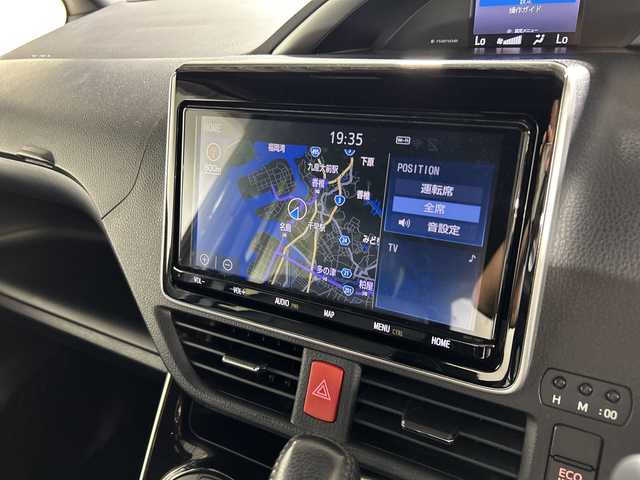 トヨタ ヴォクシー ZS 煌Ⅲ 福岡県 2020(令2)年 3.2万km ブラック ・純正9インチナビ（NSZT-Y68T）/・フルセグ/・Bluetooth/・バックカメラ/・純正12インチフリップダウン/・トヨタセーフティセンス/・クルーズコントロール/・両側パワースライドドア/・ETC2.0/・ハーフレザーシート/・LEDヘッドライト/・オートライト/・純正16インチAW/・純正フロアマット/・純正ドアバイザー